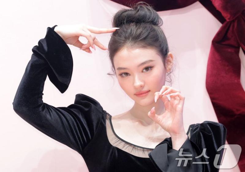 미야오 엘라 260107 MAC Photowall