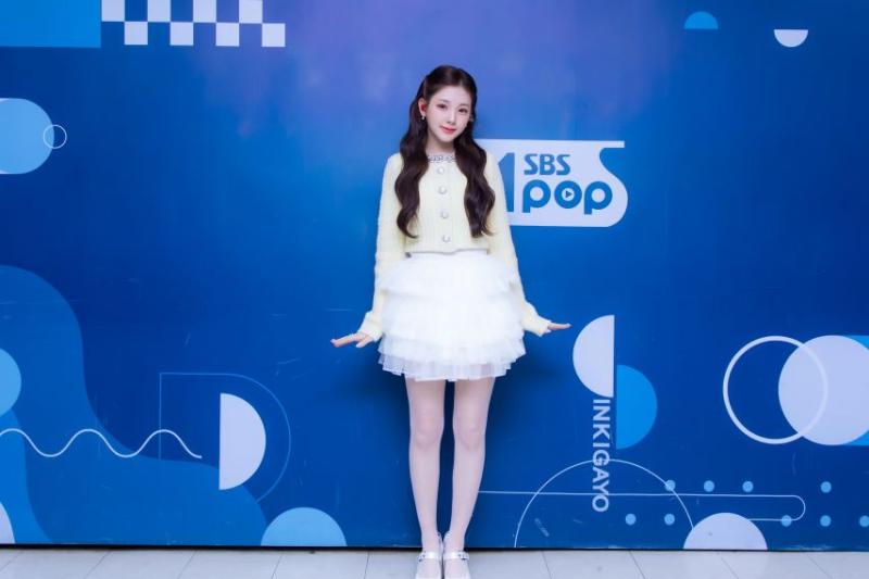 베이비돈크라이 이현 착장인가