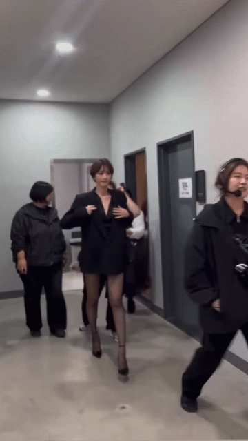방송국 복도 걷는 고준희.gif