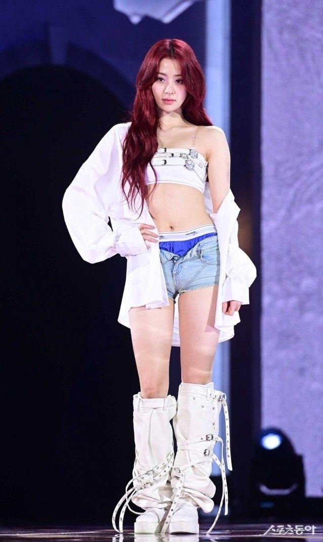 허윤진 파격 노출 의상