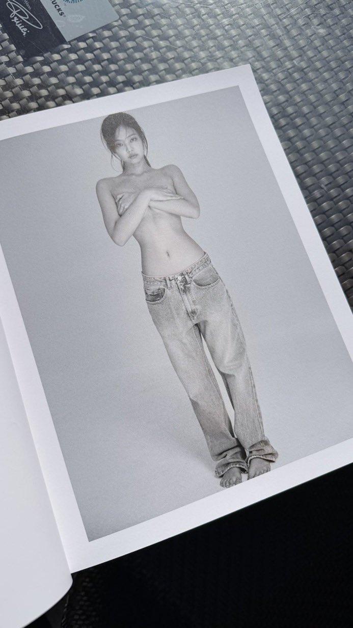청바지만 입고 세미누드 화보 찍은 제니 사이드붑 언더붑 노출.jpg