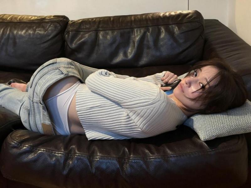 전종서 쇼파에 누워서 팬티 노출.jpg