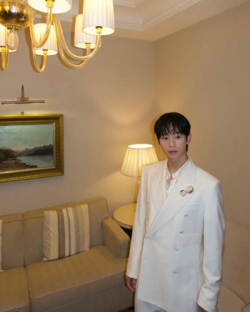 돌체앤가바나 F/W 패션쇼 참석한 배우 정해인 인스타그램.JPG