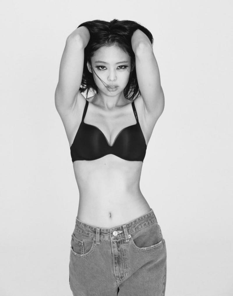 청바지에 검정 브라만 찬 블랙핑크 제니 슬렌더 가슴골 몸매.jpg