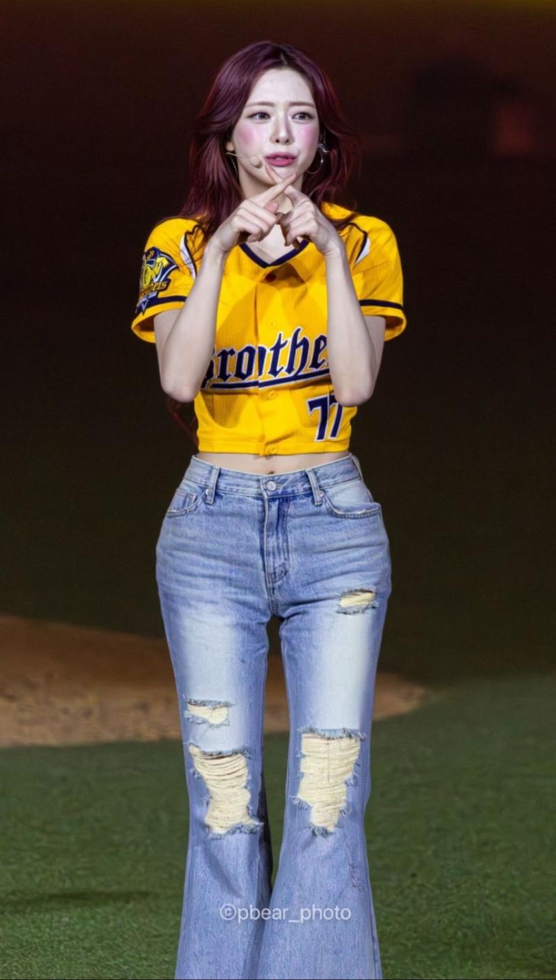 ITZY 유나 대만 야구장 시구 행사