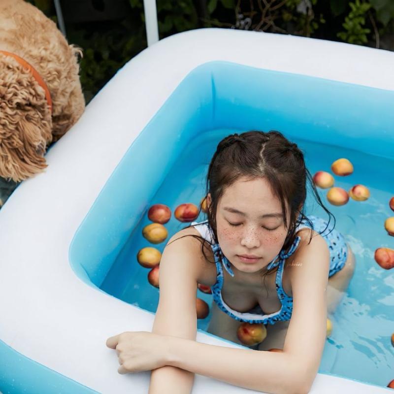 튜브 수영장 속의 블랙핑크 제니 하늘색 수영복 아찔한 가슴골.jpg