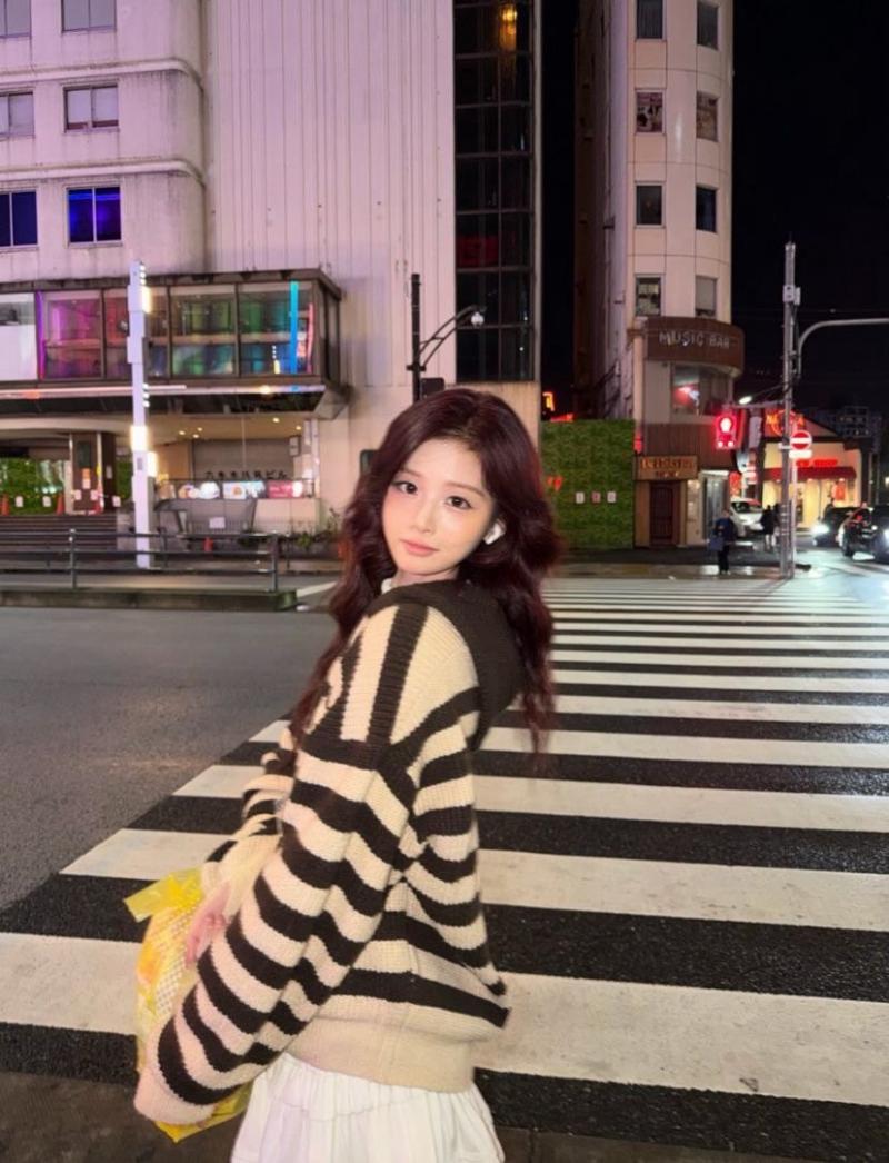 밤에 산책하는 설윤 미모.jpg