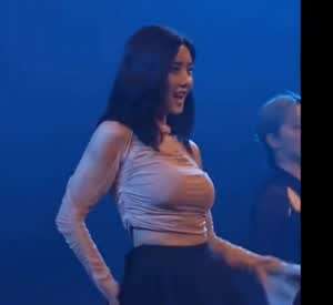 일본공연 권은비 오프숄더 볼륨감