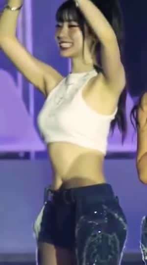 가운데 구멍난 청팬츠 트와이스 다현 허리라인 복근 (스압)