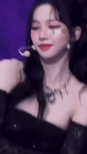 팔짱 낀 검정 오프숄더 꾸러기 반창고 에스파 카리나