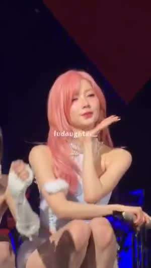 쪼그려앉아서 팬서비스하는 베몬 아현 아사 엉벅지.mp4