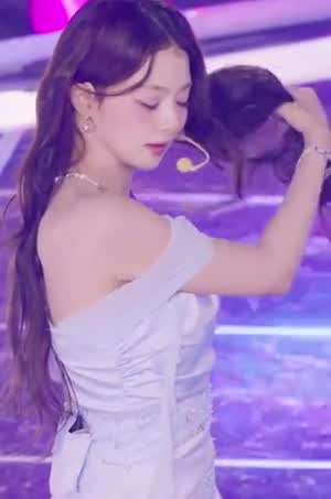 [프로미스나인] 머리 정리하는 이나경 하늘색 드레스 가슴골.mp4