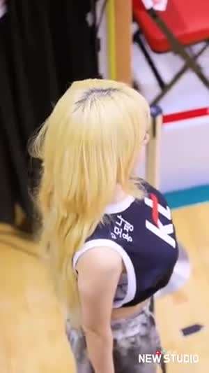 KT 유니폼 지지원...관중석 위에서 내려찍은 발사될듯한 볼륨감.mp4