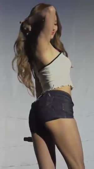 키스오브라이프 벨 청핫팬츠 뒤태.mp4