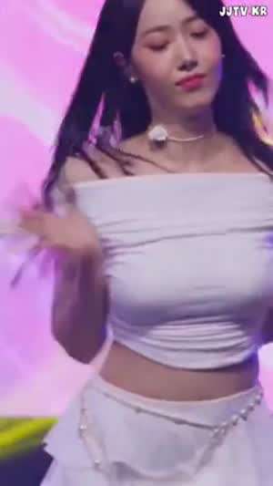 브라컵이 도드라진 하얀 오프숄더 비비지 신비.mp4