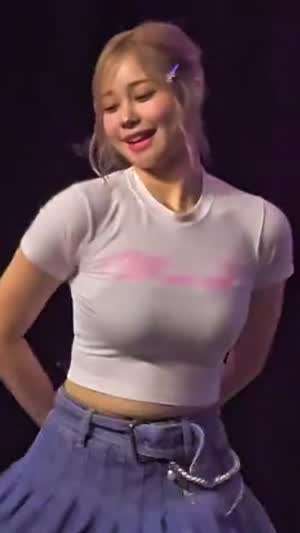 위클리 지한 빅 브라 자국 도드라진 밀착 흰티.mp4