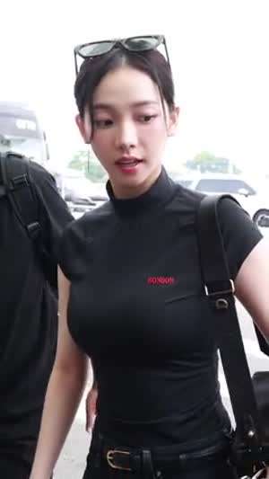 에스파 카리나 공항패션 밀착 블랙티 봉긋 가슴.mp4