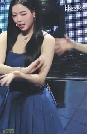 넓게 파인 트리플에스 김채연