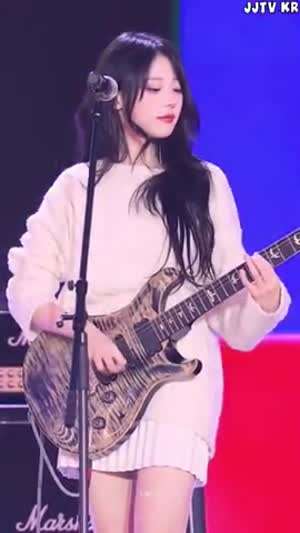 여친 니트 흰치마 각선미 QWER 히나