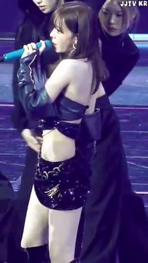 홀터넥 크롭탑 허리라인 배꼽 노출 에스파 윈터