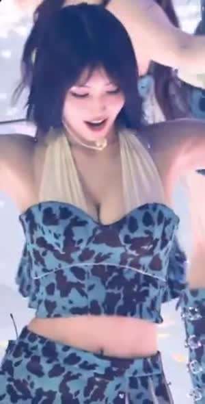 트와이스 모모 홀터넥 나시 가슴골