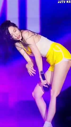 원조 워터밤 여신 선미 젖은 머리 노란 돌핀팬츠