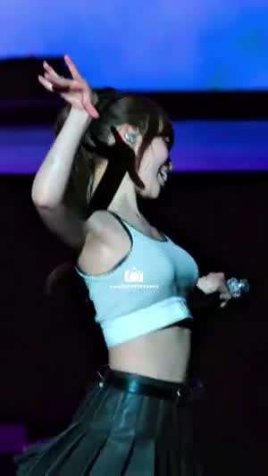 르세라핌 김채원 줄무늬 탱크탑 겨드랑이