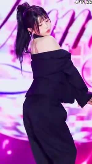 프로미스나인 송하영 포니테일 어깨 노출 슈트핏