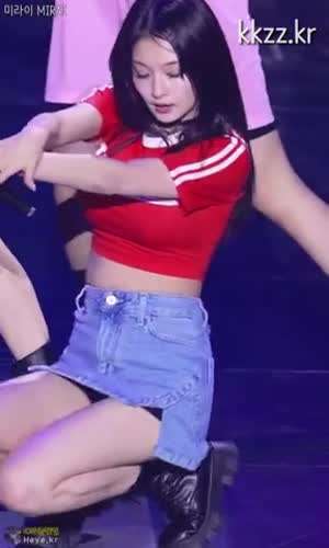 허벅지 보이는 청치마 프로미스나인 이나경