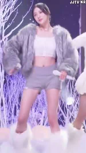 털코트속 시스루 레이스 크롭탑 에이핑크 오하영