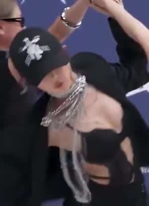 에스파 지젤 자켓 속 섹시한 블랙 란제리 몽글한 가슴골.mp4