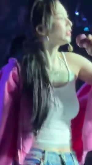 가슴 요동치는 에스파 카리나 흰나시.mp4