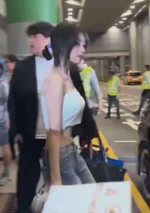 베이비몬스터 아현 만화 같은 몸매 개미허리 미사일 가슴.mp4