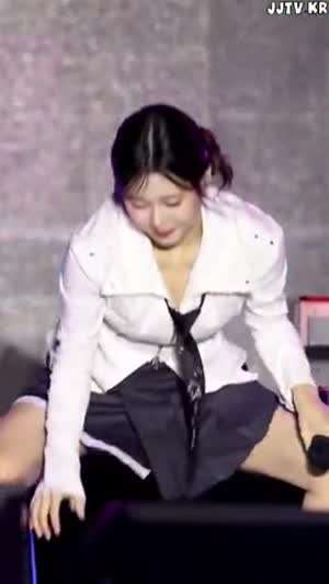 라잇썸 나영 헐렁 넥타이 집중하게 하는 숙인 가슴골