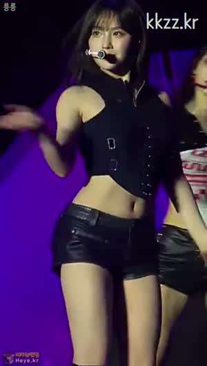 핫팬츠에 배 보이는 케플러 김채현