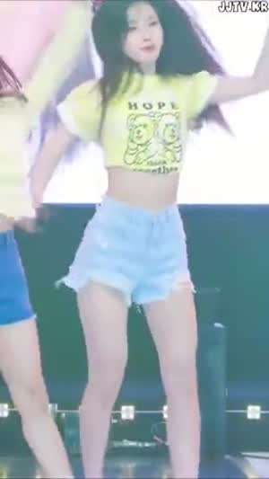 오마이걸 아린 크롭티 청반바지 청순 미모