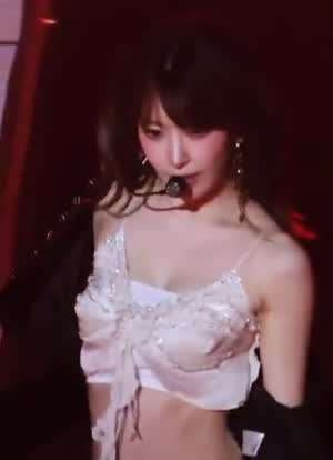 위에서 찍은 반짝이 나비 끈브라탑 르세라핌 사쿠라