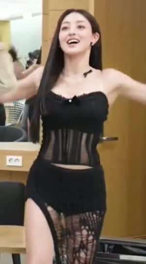 트와이스 지효 자꾸 내려가서 신경 쓰이는 블랙 시스루 란제리룩