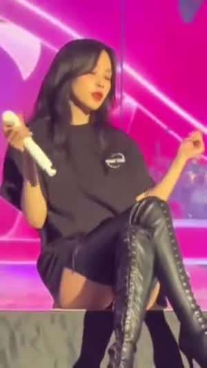 다리 꼬고 앉은 트와이스 미나 가죽롱부츠