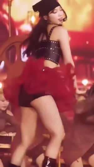 검정핫팬츠 망사스타킹 르세라핌 김채원