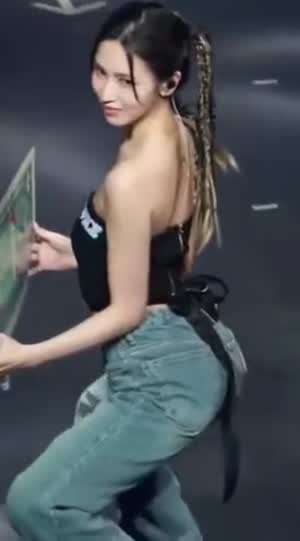 쪼그려 앉았다 일어서는 브라탑 청바지 옆태 트와이스 미나