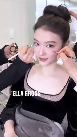 손 흔들어주는 MAC 코스매틱 미야오 엘라.MP4