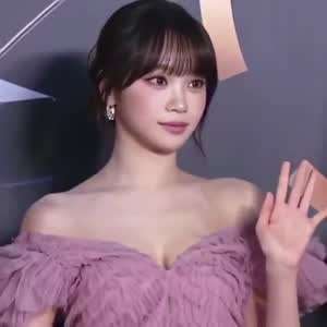 골든디스크 레드카펫 김채원 보라색 오프숄더 드레스 은은한 매력