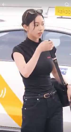 반팔에 청바지 카리나.gif