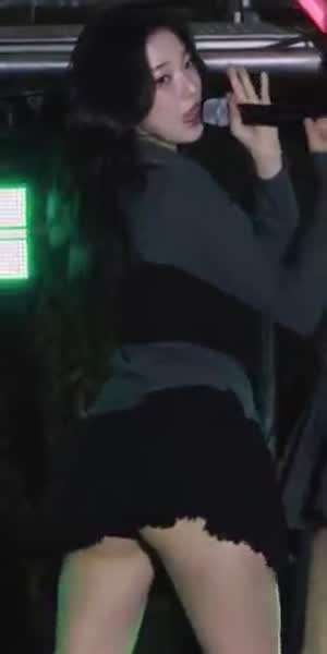 치마 속바지 모두 짧은 프로미스나인 백지헌 뒤태