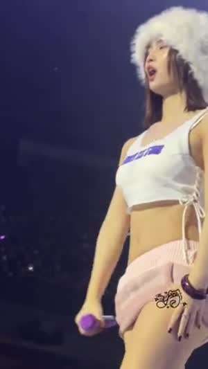 바로 아래에서 본 작은 연핑크 털핫팬츠 털모자 트와이스 모모