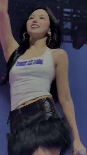 바로 아래에서 본 짧은 옆스트랩 깃털 치마 트와이스 미나 비주얼