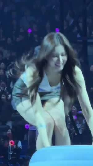 아래에서 본 응원봉 풍선 주워서 들고 다니는 짧은 치마 트와이스 사나 (약스압)