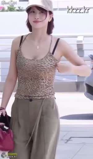 트와이스 모모 공항패션 호피 레오파드 민소매 블랙 브라끈.mp4