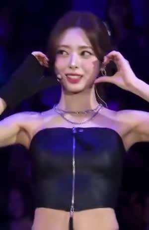 있지 유나 앞지퍼 가죽 튜브탑을 입어도 뚫고 나오는 찰랑이는 가슴 바운스.mp4